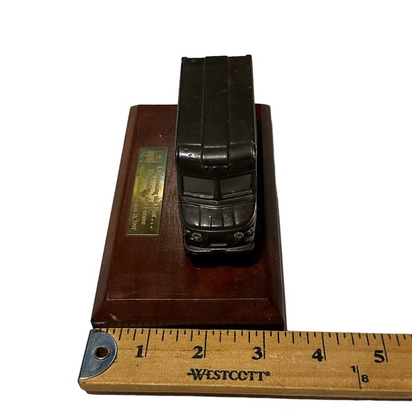 UPS Truck Desk Model on Stand w/Plaque 90th Anniversary 1997 - Picture 10 of 11